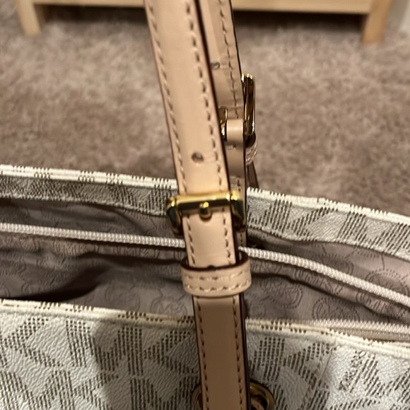 Sale! Michael Kors large jet set monogram tote - Picture 13 of 14